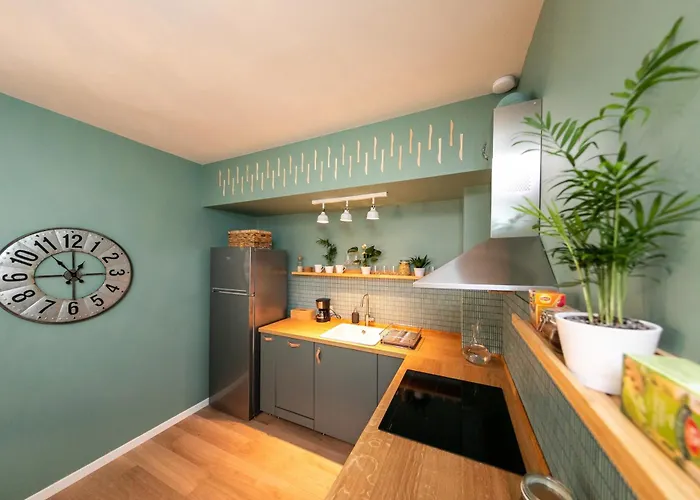 Blue Shadow - Moxa - New Building * Bucureşti